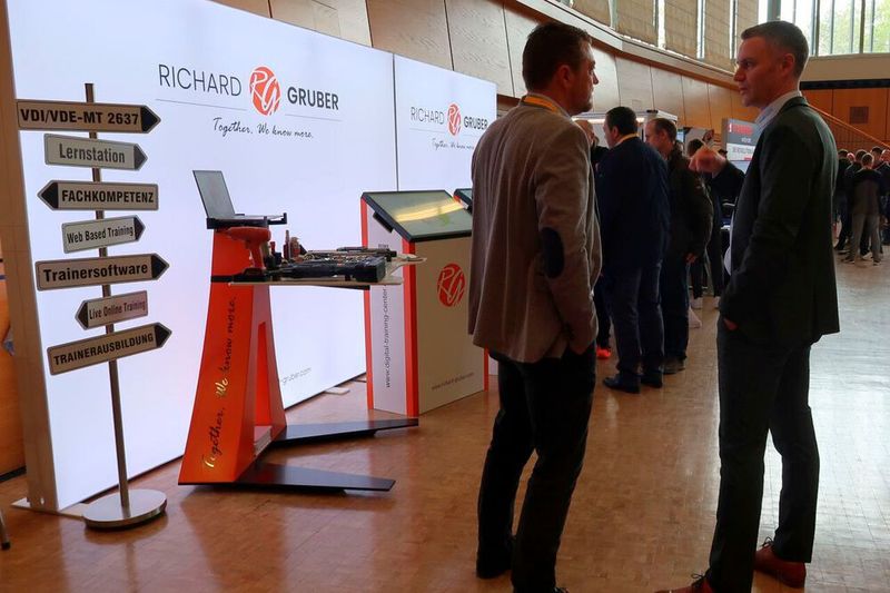 Richard Gruber stellte sein Digital Training Center für die bedarfsgerechte Qualifikation und Kompetenzentwicklung in der Schraubtechnik nach VDI/VDE-MT 2637 vor. Hier werden Mitarbeiter von der Konstruktion bis zur Fertigungsplanung, von der Qualitätssicherung bis zur Serienmontage qualifiziert. (Bild: D. Quitter - VCG)