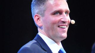 Obermeister Roland Hoier macht es vor: Gute Laune und Netzwerken stehen im Vordergrund des Autoforums der Kfz-Innung Unterfranken. (Zietz)