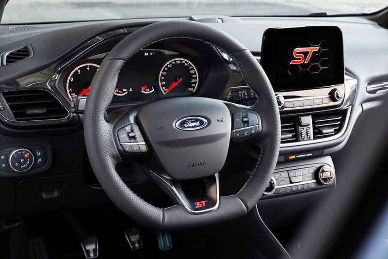 Im Innenraum bietet der Fiesta ST unter anderem ein Sportlenkrad mit Bedientasten. (Ford)