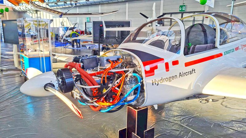 Am Stand A7-221 zeigt die THWS das Innenleben ihres Flugzeuges. (Bild:  Roland Oppelt – THWS)