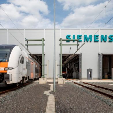 Für die Bahntechniksparte Siemens Mobility von Siemens kommen bessere Zeiten! Denn zum einen wurde dem Werk in Allach in München mehr Kapazität geschenkt und im Zuge dessen wird es gleich noch zum Hauptsitz der Sektion. (Bild: Siemens)