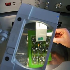 Bestückung von Leiterplatten bei Leitenberger nach dem SMD-Verfahren (Surface-mounted Device)