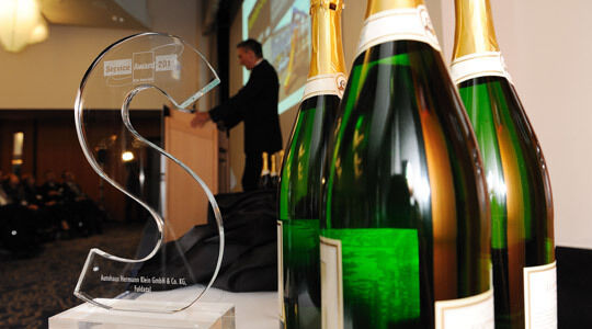 Das ist die begehrte Trophäe: der Service Award 2011.
 (Archiv: Vogel Business Media)