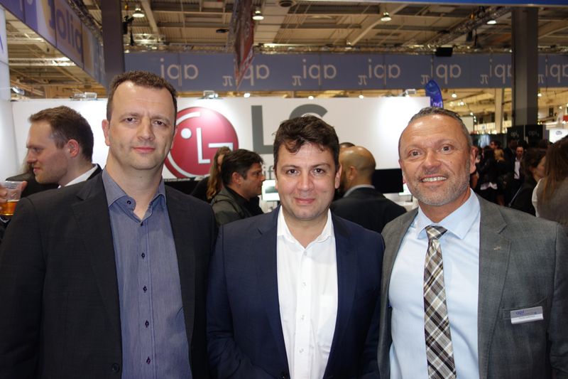 (v. l.) Konstantin Flabouriaris und Raed Kaplan, Viewsonic, mit Thomas Lantermann, api (Bild: IT-BUSINESS)