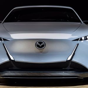 Die geschlossene Fahrzeugfront und die schmalen Scheinwerfer verleihen dem Konzeptauto einen kraftvollen Auftritt.(Bild:  Mazda)