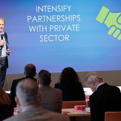 Autor Prof. Dr. Sander de Leeuw präsentierte seine Studie über die Zukunft der humanitären Logistik jetzt in Berlin. (Bild: LHOF)