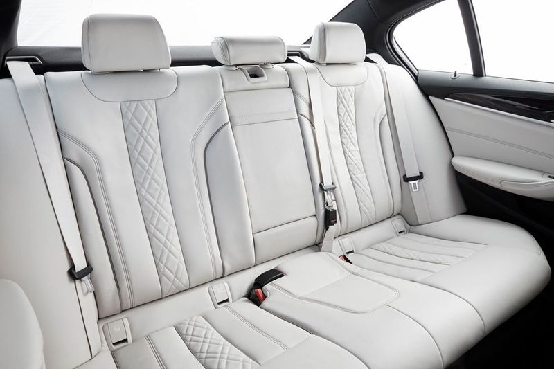 Mit zunächst 45.200 Euro ist der neue Fünfer rund 2.000 Euro kostspieliger als das alte Modell.  (BMW)