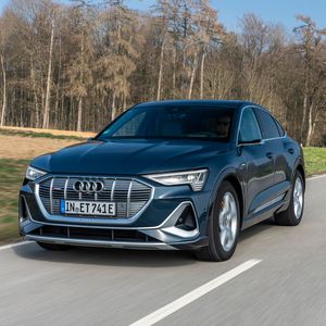 Audi stellt dem E-Tron mit dem Sportback eine sportlichere Karosserievariante zur Seite.(Bild:  Audi)
