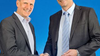 Tüv Süd Product Service und ARRK Engineering, vertreten durch die Geschäftsführer Robert Kees (r.) und Dr. Stefan Dömök, arbeiten künftig auf dem Gebiet Engineering- und Prüfdienstleistungen zusammen. (ARRK Engineering)