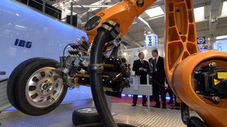 In vielen Feldern erweisen sich Industrieroboter als ausgesprochen nützliche Helfer des Menschen. (Archiv: Vogel Business Media)