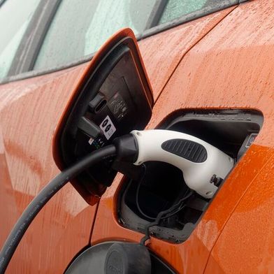 Der Ladestrompreis hierzulande ist zu teuer und meist teurer, als Sprit zu tanken. Die Bundesregierung versprach daher eine Senkung der Strompreissteuer, setzte dies aber nun in ihrem Gesetz zum Investionsbooster nicht um. Das kritisieren ZDK und VDIK scharf.  (Bild: frei lizenziert)