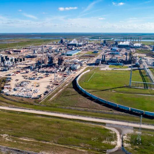 Die neue Anlage für niedrigviskose Polyalphaolefine (LV PAO) mit einer Kapazität von 120.000 Tonnen pro Jahr ist die weltweit größte PAO-Anlage.(Bild:  Ineos)