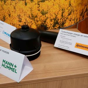 ...Das Ladeluftrohr, der Deckel eines Ölfiltermoduls und die Kabelverschraubung bestehen aus biobasierten Kunststoffen und wurden gezielt für hohe Temperaturbereiche entwickelt.(Bild:  D.Quitter - VCG)