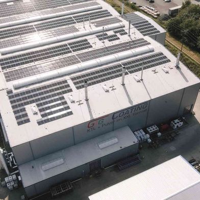 Bei mehreren Kunden von Greenflash ist die KI-basierte Software "Greencore AI" bereits im Einsatz und generiert massive Kosten- und CO2-Einsparungen. Das Bild zeigt das Energiesystem mit PV und Speicher der Unternehmen Giga Coating und System Trailers in Twist im Emsland mit einer Gesamtleistung von mehr als 2 MWp. (Bild: Greenflash)