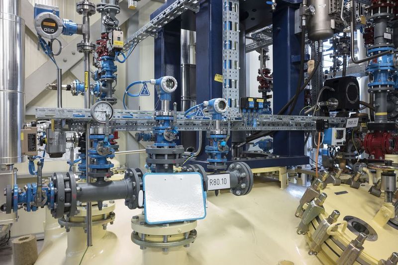 Am neuen Wirkstoff-Produktionsstandort in Muttenz hat sich Bayer CropScience vom PLT-Ersatzteilkonzept von E+H überzeugen lassen. In der Produktion findet sich u.a. Messtechnik für Druck, Durchfluss und Analyse aus einer Hand. (Kenneth Nars)