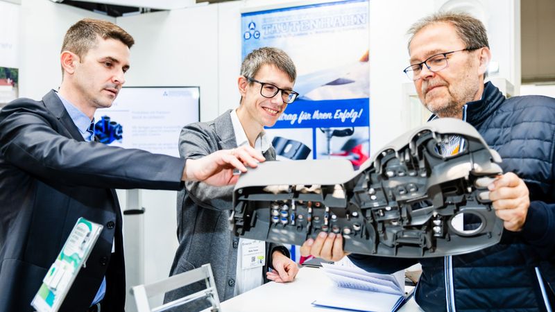 Austausch unter Branchenexperten: Auf der KPA stehen Kunststofflösungen und konkrete Projektabsprachen mit Kunststoffverarbeitern, Materialanbietern und Werkzeug- und Formenbauern im Mittelpunkt. (Bild:  KPA)