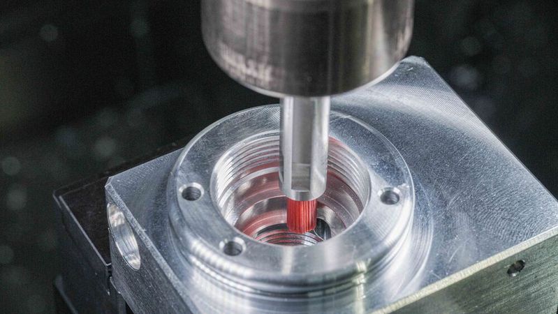 Der Bohrungsaustritt im zylindrischen Absatz mit Freistich wird im ersten Step mit dem HSD-Entgratwerkzeug mit 3,3 mm Durchmesser entgratet. Dabei wird der Grat an allen Kanten sicher entfernt. Der Restgrat, der im Freistich eventuell entstehen könnte, wird vorsorglich mit einer Keramikfaser-Oberflächenbürste des Typs BÜA11CB06M mit 6 mm Durchmesser seitlich entfernt.(Bild:  Kempf)