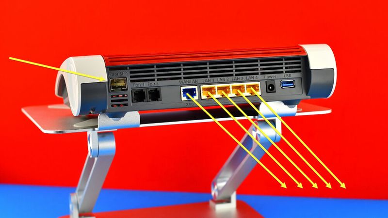 Die liegende Fritzbox 5590 Fiber hat links oben einen SFP-Steckplatz für Module mit 1 oder 2,5 oder 10 GBit/s. (Bild: Harald Karcher)