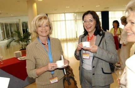 Gudrun Schopf (Otto Grimm GmbH & Co. KG, Bitterfeld) und Anita Friedel-Beitz (ehemalige Chefredakteurin »kfz-betrieb«; APR Automotive Public Relations, Hofheim) (Archiv: Vogel Business Media)