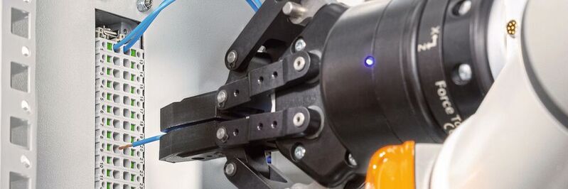 Die Snap-In-Anschlusstechnologie ist für die automatisierte, robotergestützte Verdrahtung optimiert.