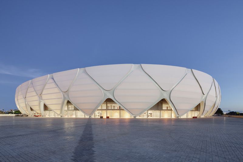 Fluorkunststoffe von Dyneon sind universell einsetzbar, zum Beispiel als Dachkonstruktion für Stadien und Architekturbauten (copyright M. Bredt). (Bild: 3M)