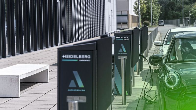 Vorsicht bei statischen QR-Codes: Sie können auf Betrugsseiten locken. DC-Säulen sind da meist sicherer als AC-Säulen.(Bild:  Heidelberg)