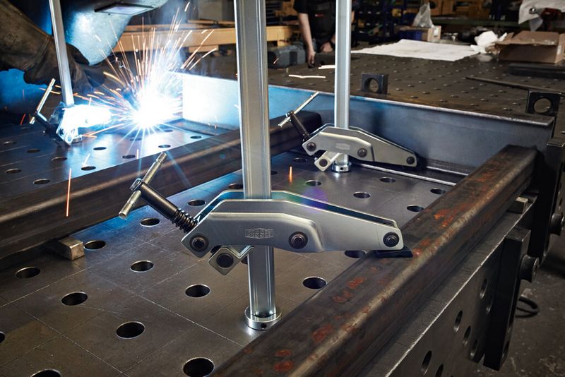 Bei der Greifarmvariante TW28GRS von Bessey liegt die Spindel hinter der Schiene und ermöglicht damit den freien Zugang zum Arbeitsbereich. (Bild: Bessey)