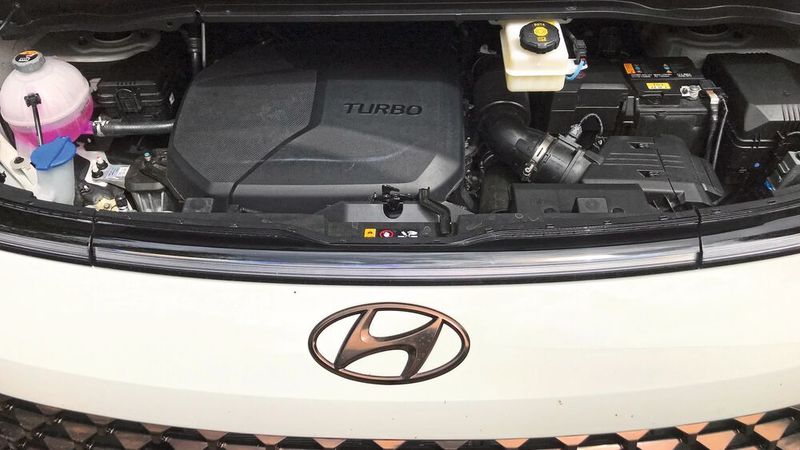 Aktuell bietet Hyundai das Fahrzeug ausschließlich mit einem Dieselmotor (130 kW/177 PS) an, der sich bei unseren Testfahrten mit den vom Hersteller angegebenen Verbrauchwerten begnügte.  (Bild: Wolfgang Michel – VCG)