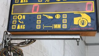 Auf diesem Prüfstand wird es ab dem 1.1.2018 vermutlich keine HU mehr geben. (Holz / »kfz-betrieb«)