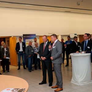 Peter Börner und Thomas Aukamm bei der Eröffnung des Branchentreffs in Wolfsburg.