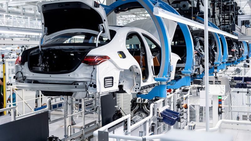 Daimler fährt die Produktion an mehreren Standorten wieder hoch.