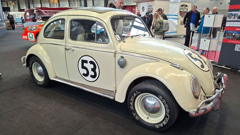 Für Käfer-Fans der bzw. einer der heiligen Grale: Einer von diversen echten Film-Herbies. (Bild: Dominsky –  »kfz-betrieb«)