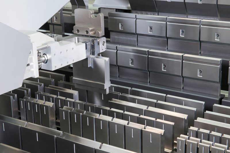 Tools are automatically loaded/unloaded while the operator is preparing the next job. (LVD, Tom Lesaffer)