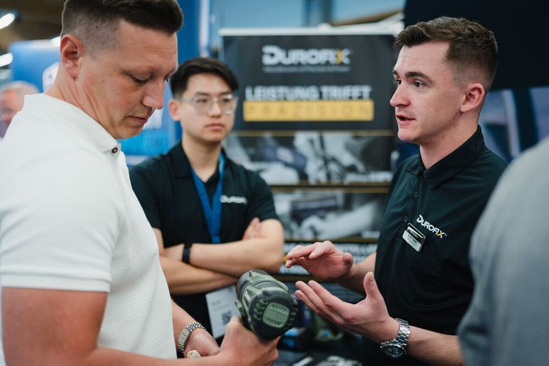 Ausgiebige Fachgespräche waren das Highlight für die 82 Aussteller der Schraubtec in LAndshut. (Tino Boecher)