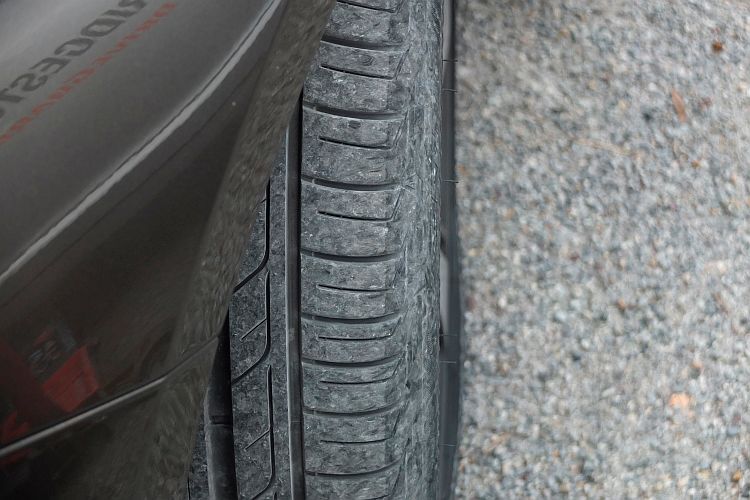 Und so sah der Reifen nach etwa 18 Kilometern kurvenreicher Fahrt aus. Das Fahrverhalten blieb erstaunlich stabil. (Foto: Rosenow)