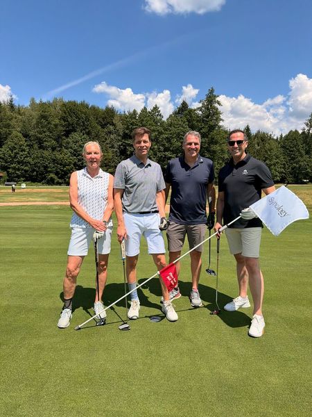 (v. l.) Karla und Frank Heine (Marvell), Günter Maier (mentIQ) und Thorsten Wahl (Nvidia) haben ein sehr gutes Spiel an den Tag gelegt. Gratulation nochmal an Karla, die Abends sogar einen Preis für ihre heutigen Golf-Leistungen ergattert hat. (Bild: Vogel IT-Medien)