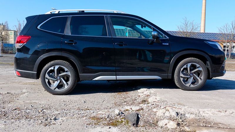 5. Die Bodenfreiheit: Abseits befestigter Straßen ist die Bodenfreiheit nicht weniger wichtig als der Allradantrieb. Der Subaru Forester hat hier mit 220 Millimetern mehr zu bieten als die üblichen Soft-SUVs. (Bild: Rosenow/»kfz-betrieb«)