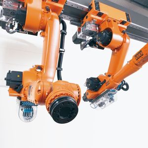 Knickarmroboter von Kuka: Der Jet automatisiert die Maschinenbedienung und das Handling an Produktionslinien.