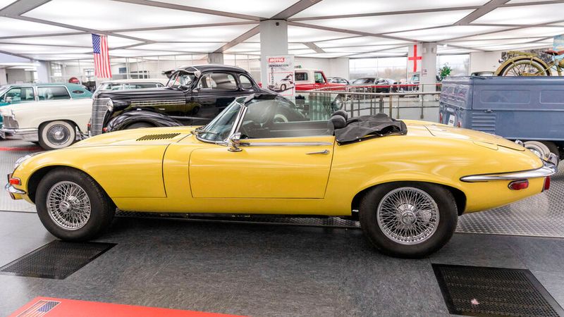 Den zweithöchsten Preis erzielte der Jaguar E-Type Series III V12: Er wurde für 59.400 Euro verkauft. (Bild: Classicbid)