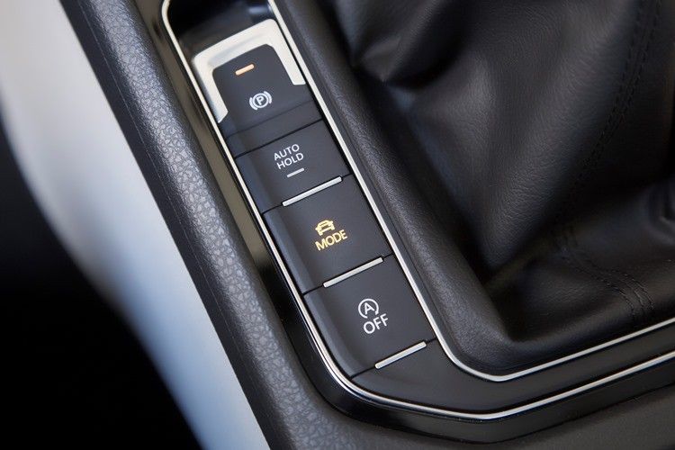 Die Parkbremse wird elektronisch aktiviert. Bei eingeschalteter Auto-Hold-Funktion ist ein Zurückrollen beim Anhalten bzw. Anfahren am Berg unmöglich – sehr komfortabel! (Foto: Volkswagen)