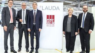 Erfolgreiche Vertragsunterzeichnung: Der Geschäftsführende Gesellschafter von Lauda, Dr. Gunther Wobser, die Geschäftsführenden Gesellschafter von GFL, Ulrike Mischel und Dieter Bubel, sowie die Geschäftsführer von Lauda, Dr. Marc Stricker und Dr. Mario Englert (v. r.) (Lauda)