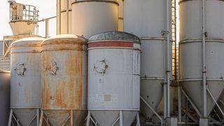 Sinkende Bestände, beispielsweise von Bau- oder Zuschlagsstoffen fallen häufig erst spät auf – im Zweifel sogar erst dann, wenn die Behälter bereits leer sind. Produktions- und Verarbeitungsprozesse geraten dadurch leicht ins Stocken. Mit dem Micropilot FWR30 soll sich dies nun ändern. (Bild: Endress+Hauser)