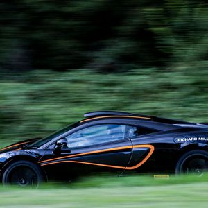 Dass der 620R mit seinen 322 km/h bei Vollgas einen Hauch langsamer ist als etwa der 600 LT lässt sich verschmerzen.(Bild:  McLaren)