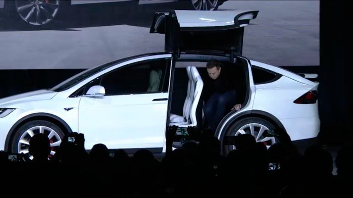 Wenn man diese Türen betrachtet fragt man sich natürlich, wie die funktionieren sollen, wenn es eng wird. (Bild: Tesla)