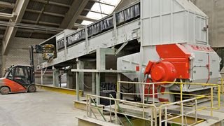 Aufgabe der ungereinigten Papiersäcke und Zuführung zum Zerkleinerer (Bild: Repasack)