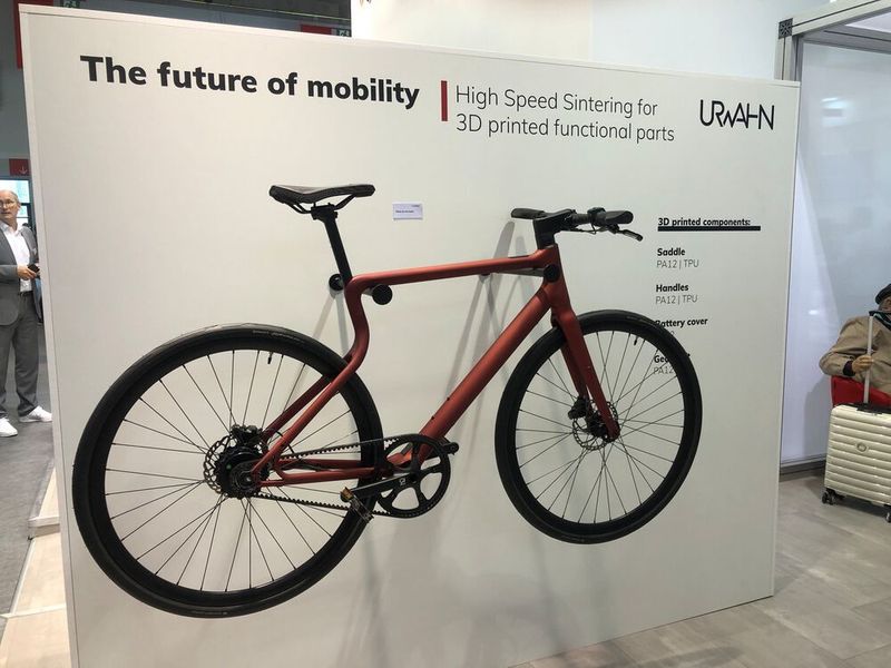 Mit der HSS-Technologie sind auch für die Fahrradhersteller Urwahn additiv gefertigte Teile entstanden, wie beispielsweise Schalthebel und Sattel. (Bild: VCG/Juliana Pfeiffer)