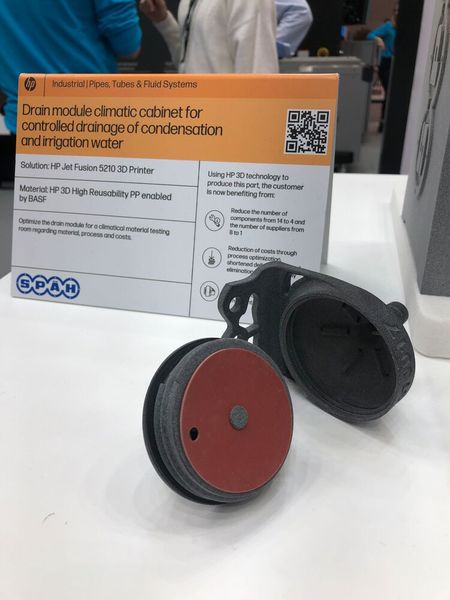 HP präsentierte Kundenlösungen, die auf dem HP Jet Fusion 5210 3D-Drucker entstanden sind: wie das Abflussmodul für einen Klimaschrank zur kontrollierten Ableitung von Kondenswasser und Bewässerungswasser von Späh. (Bild: VCG/Juliana Pfeiffer)