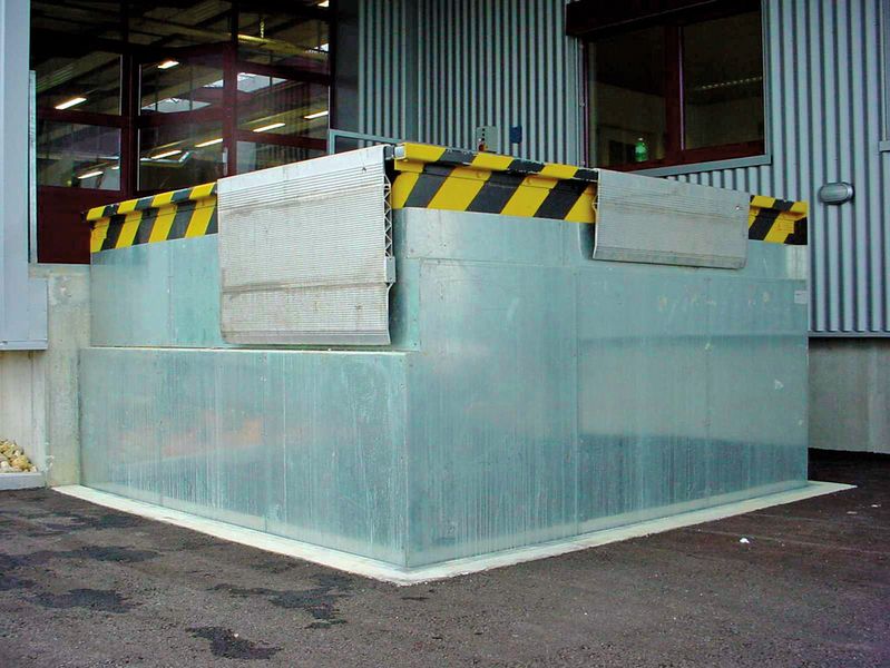 Verladehebebühne mit Stahlschürzen und seitenverschiebbarem Überfahrblech mit Traglasten bis 120 Tonnen. (Bilder: Steinbock AG)