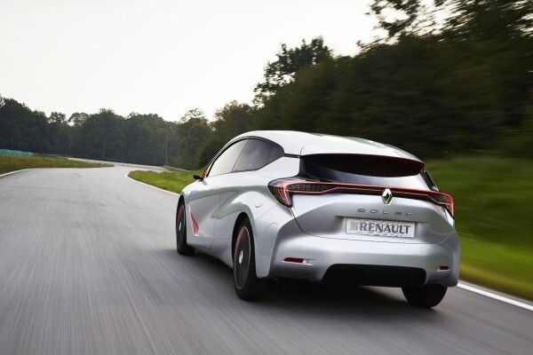 Renault präsentiert in Paris die Studie EOLAB. Das Konzeptfahrzeug kommt dank neuer „Z.E. Hybrid“-Antriebstechnik, intelligentem Leichtbau und ausgefeilter Aerodynamik mit 1,0 l Superbenzin pro 100 km aus. (Bild: Renault)