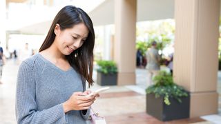 woman-texting-on-cellphone-in-shopping-mall-2021-08-29-05-47-55-utc (Quelle: leungchopan/Envato Elements)